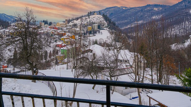A snow-covered town with buildings and mountains in the background. - Hotel Skilift (Frabosa Soprana)
