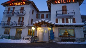 A two-story building with balconies and a sign that reads "ALBERGO SKILIFT". - Hotel Skilift (Frabosa Soprana)