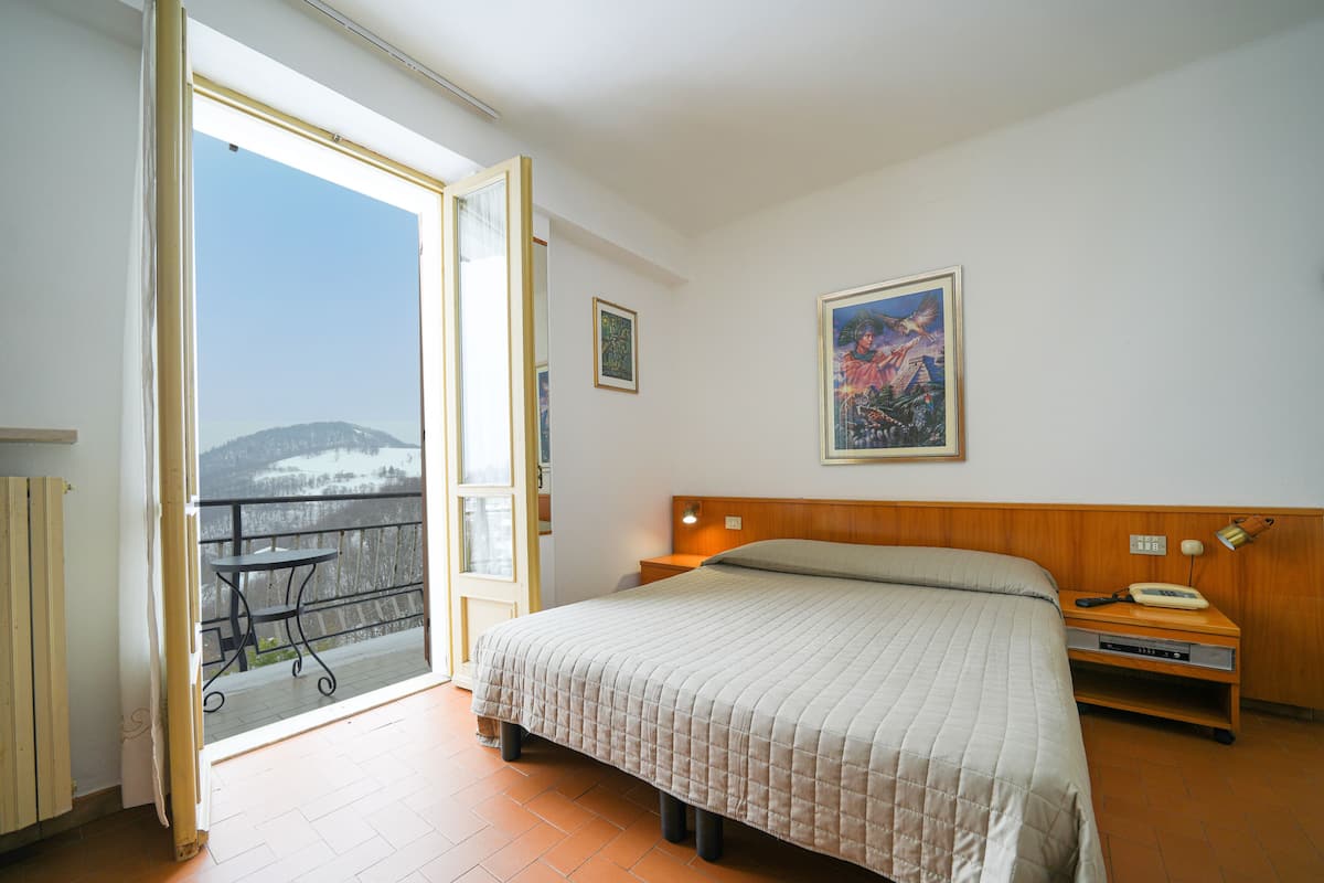 Habitación básica con 1 cama matrimonial o 2 individuales | Wifi gratis y ropa de cama