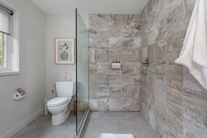 Regendusche, Haartrockner, Handtücher