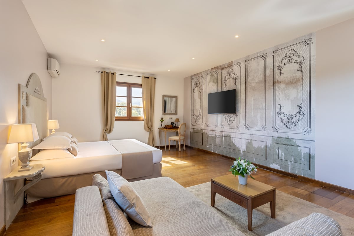 Deluxe Double Room | 2 bedrooms, minibar, in-room safe, individually decorated