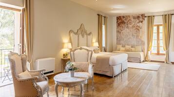 Superior-sviitti | Minibaari, tallelokero huoneessa, yksilöllisesti sisustettu