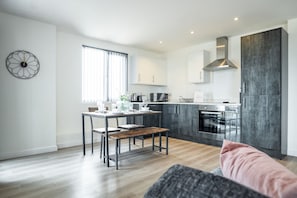 Appartement Deluxe, 2 chambres, vue ville | Cuisine privée | Grand réfrigérateur, micro-ondes, four, plaque de cuisson