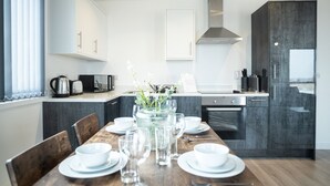 Deluxe-huoneisto, 2 makuuhuonetta, kaupunkinäköala | Ruokailu omassa huoneessa