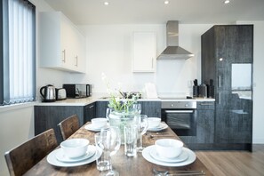 Deluxe Apartment, 2 Bedrooms, City View | In-room dining