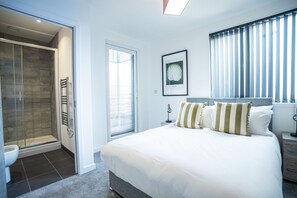 2 bedrooms, laptop workspace, iron/ironing board, free WiFi - Penthouse Pboro High St Park Gym Cinema (Peterborough)