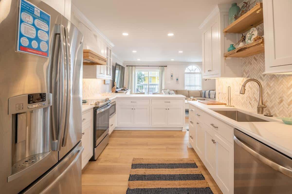 Kjøleskap, mikrobølgeovn, ovn og kokeplater