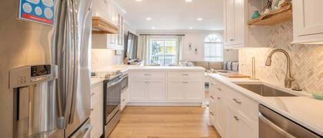 ثلاجة، ميكروويف، فرن، موقد طهي مسطح