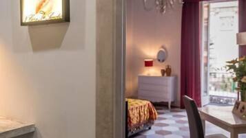 Quarto quádruplo luxo | Quartos à prova de som, Wi-Fi de cortesia