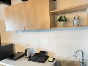 Refrigerador, utensilios de cocina, mesa de comedor