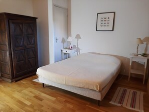 5 dormitorios, escritorio, tabla de planchar con plancha y cuna de viaje