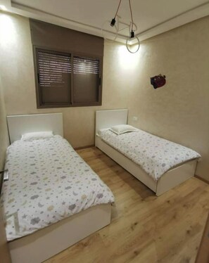 2 quartos, ferros/tábuas de passar roupa, Wi-Fi, roupa de cama