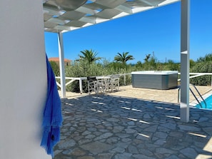 Outdoor dining - Romantic Villa with Private Pool & Whirlpool (Πύργος)