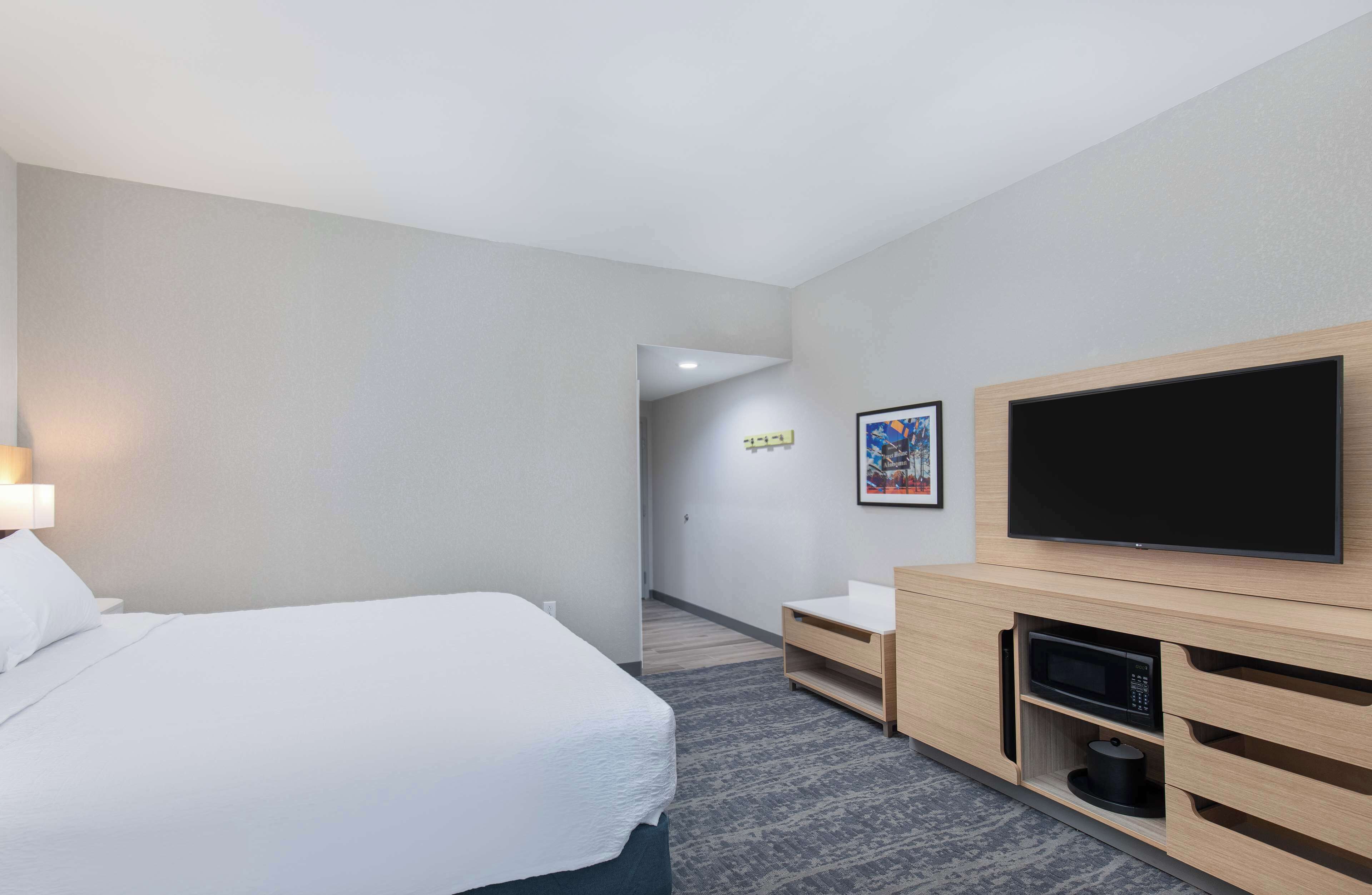 Chambre, 1 très grand lit, réfrigérateur et four à micro-ondes | Bureau, fer et planche à repasser