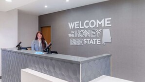 Een receptiebalie met een bordje met de tekst 'Welcome to the Honey Bee State'.