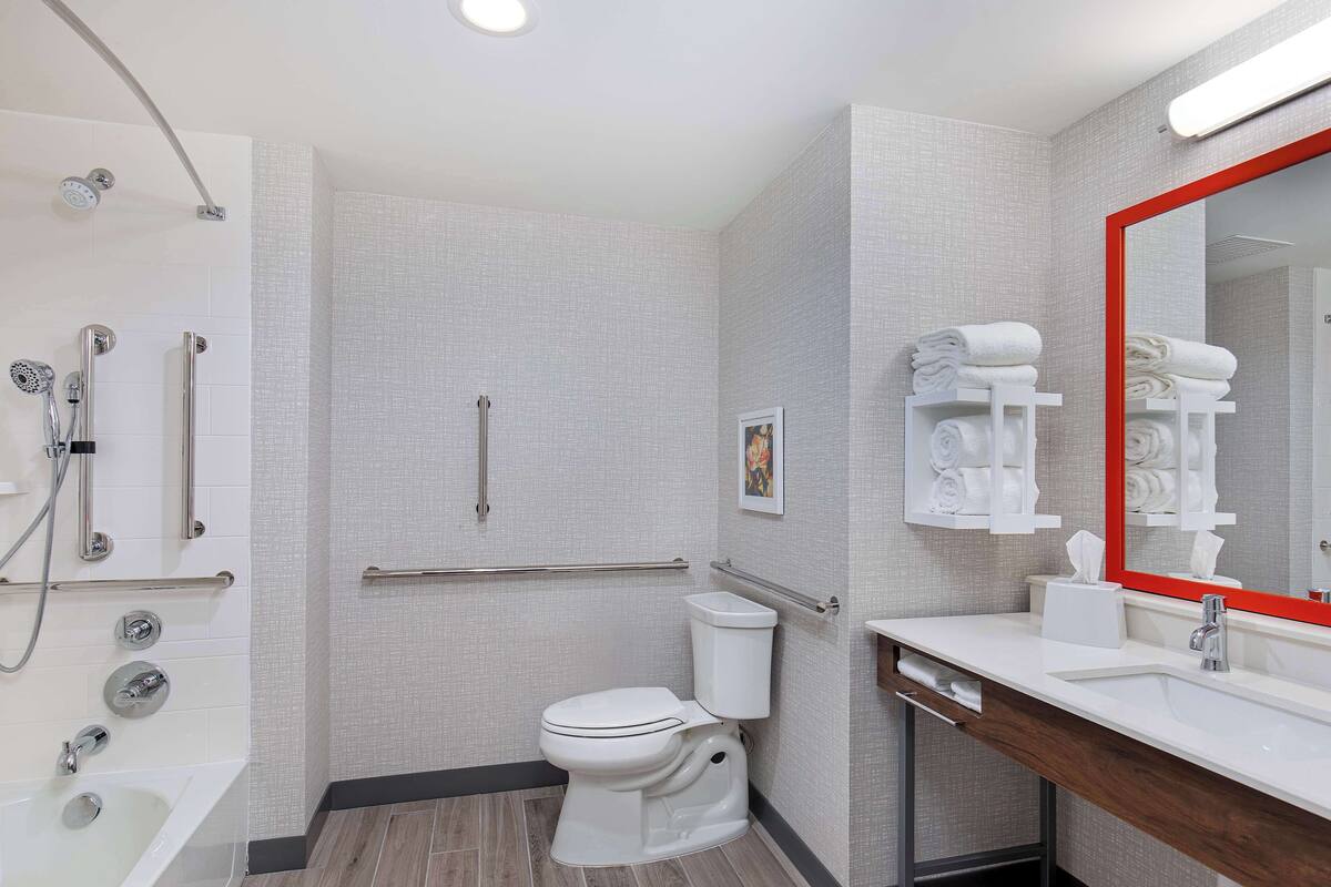 Une salle de bain moderne équipée d’une douche, de toilettes et d’un lavabo.
