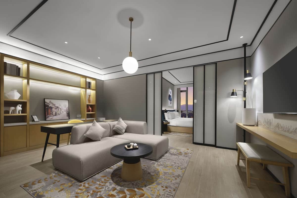 Una sala de estar moderna con un sofá, una mesa de centro y una estantería.