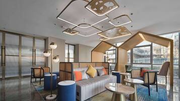 Ein stilvoller Lounge-Bereich mit einer Couch, Sesseln und einem Couchtisch.