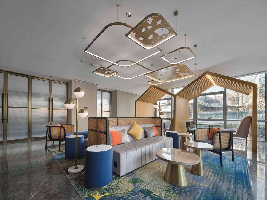 Ein stilvoller Lounge-Bereich mit einer Couch, Sesseln und einem Couchtisch.