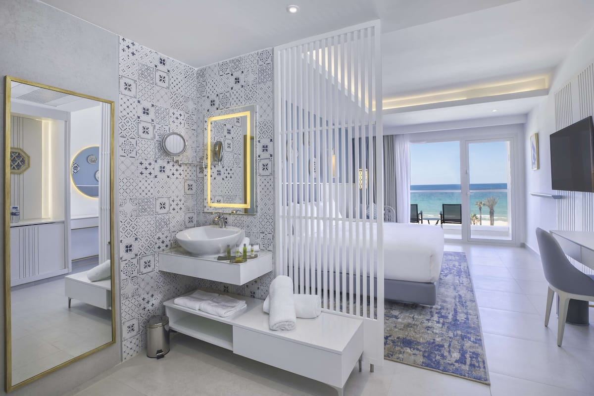 1 bedroom, hypo-allergenic bedding, minibar, in-room safe