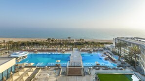 A resort with a large pool, sun loungers, and a view of the beach. - Hilton Skanes Monastir Beach Resort (Monastir)