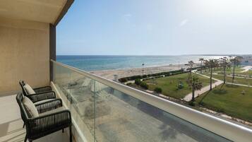 Un balcón con vista a la playa y al océano.