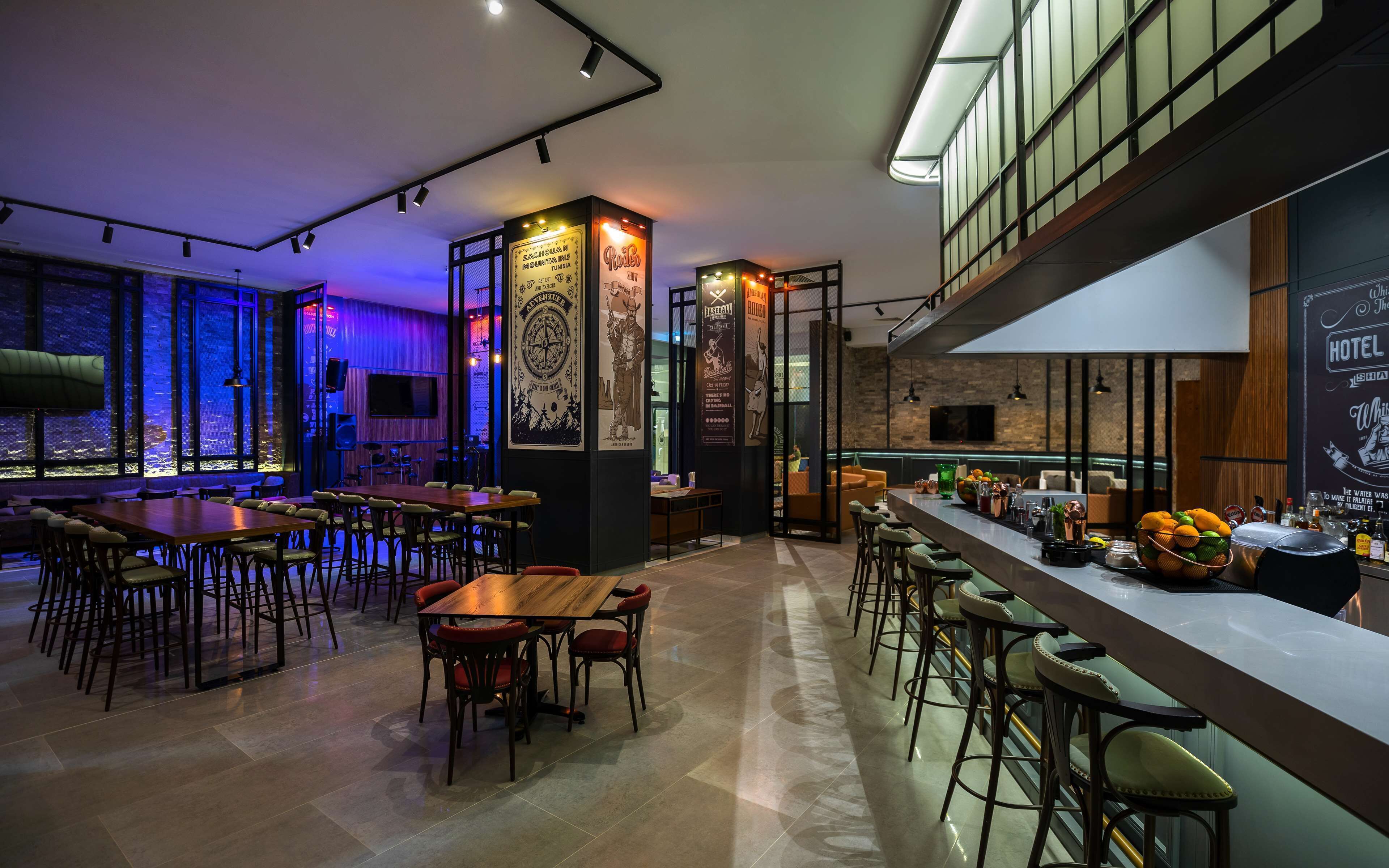 2 bars/lounges, pub