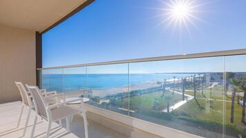 Un balcone con vista libera sul mare e sulla città in lontananza.