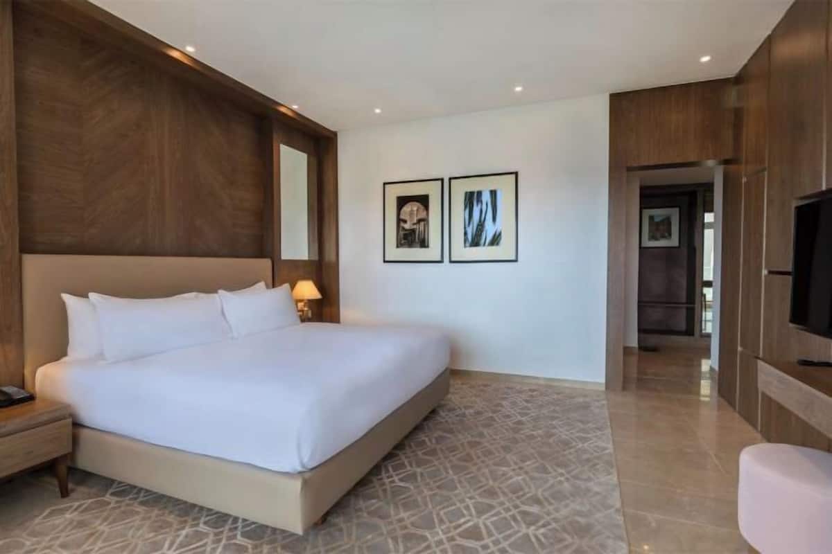 1 bedroom, hypo-allergenic bedding, minibar, in-room safe