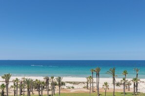 Plage privée, sable blanc, chaises longues, parasols