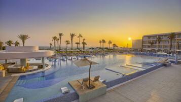 Una piscina techada, 2 piscinas al aire libre