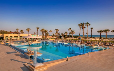 Una piscina techada, 2 piscinas al aire libre. Hilton Skanes Monastir Beach Resort
