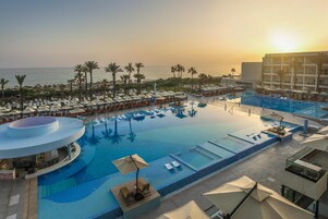 Una piscina techada, 2 piscinas al aire libre