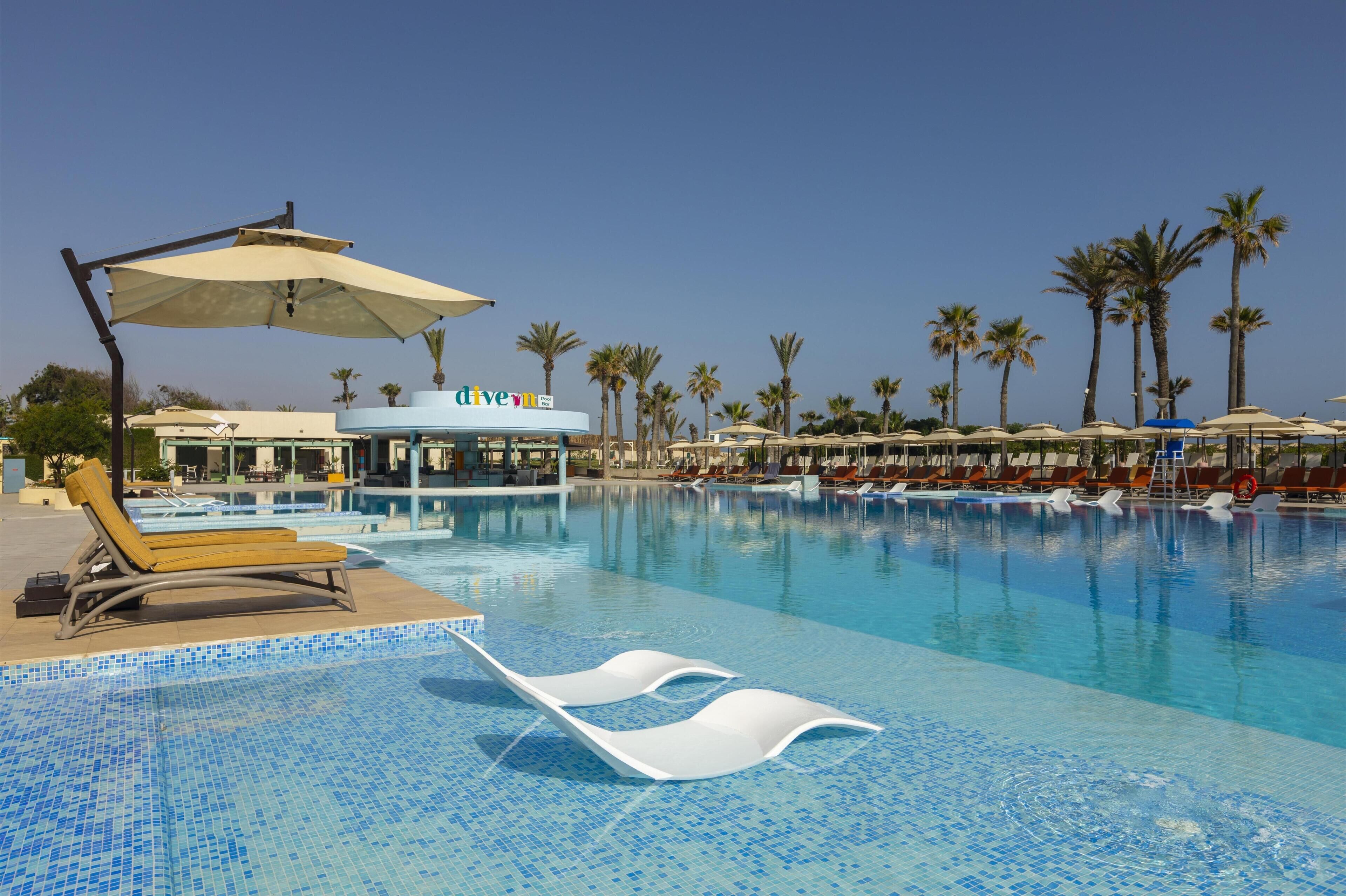 Piscine couverte, 2 piscines extérieures, chaises longues