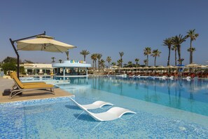 Indoor pool, 2 outdoor pools, pool loungers, lifeguards on site - Hilton Skanes Monastir Beach Resort (Monastir)