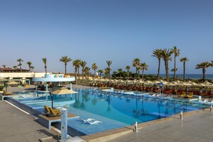 Una piscina cubierta, 2 piscinas al aire libre, tumbonas