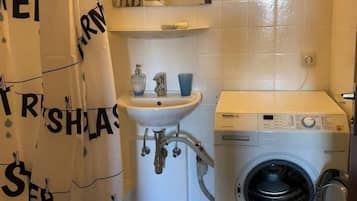 Dusche, Haartrockner, Hausschuhe, Handtücher