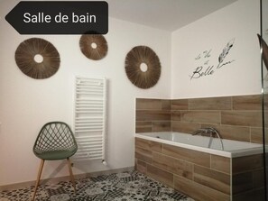 Amenidades de baño gratuitas, secadora de cabello, jabón, shampoo