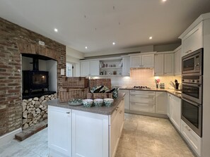 ห้องดีลักซ์สตูดิโอสวีท | ครัวส่วนตัว | โต๊ะรับประทานอาหาร