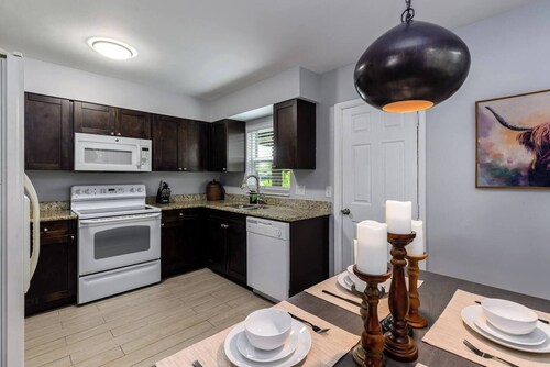 3 Bedroom Tampa Farmhouse - NEWLY RENOVATED