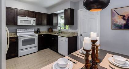 3 Bedroom Tampa Farmhouse - NEWLY RENOVATED