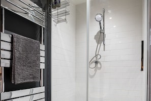 Apartment | Badezimmer | Dusche, Handtücher