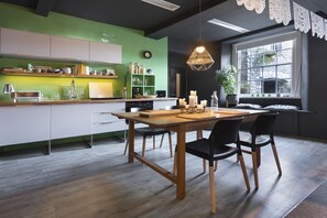 Apartment | Dapur peribadi | Peti sejuk/penyejuk beku saiz penuh, ketuhar gelombang mikro, dapur 
