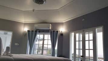 Executive kamer, 1 kingsize bed, airconditioning, uitzicht op zee | Hypoallergeen beddengoed, bedden met traagschuimmatras