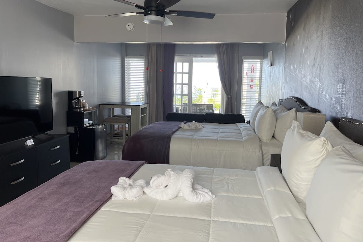 Deluxe Room, 2 Queen Beds, Air conditioning, Sea View