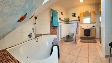 Badewanne, Haartrockner, Handtücher