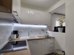Fridge, oven, stovetop, dishwasher - Holiday flat just 200m from the beach (Vantačići)