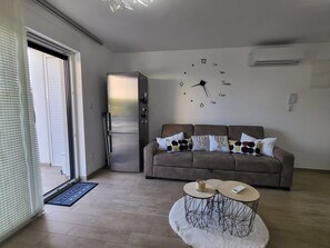 TV - Holiday flat just 200m from the beach (Vantačići)