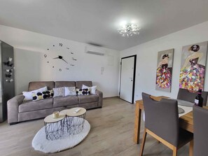 TV - Holiday flat just 200m from the beach (Vantačići)