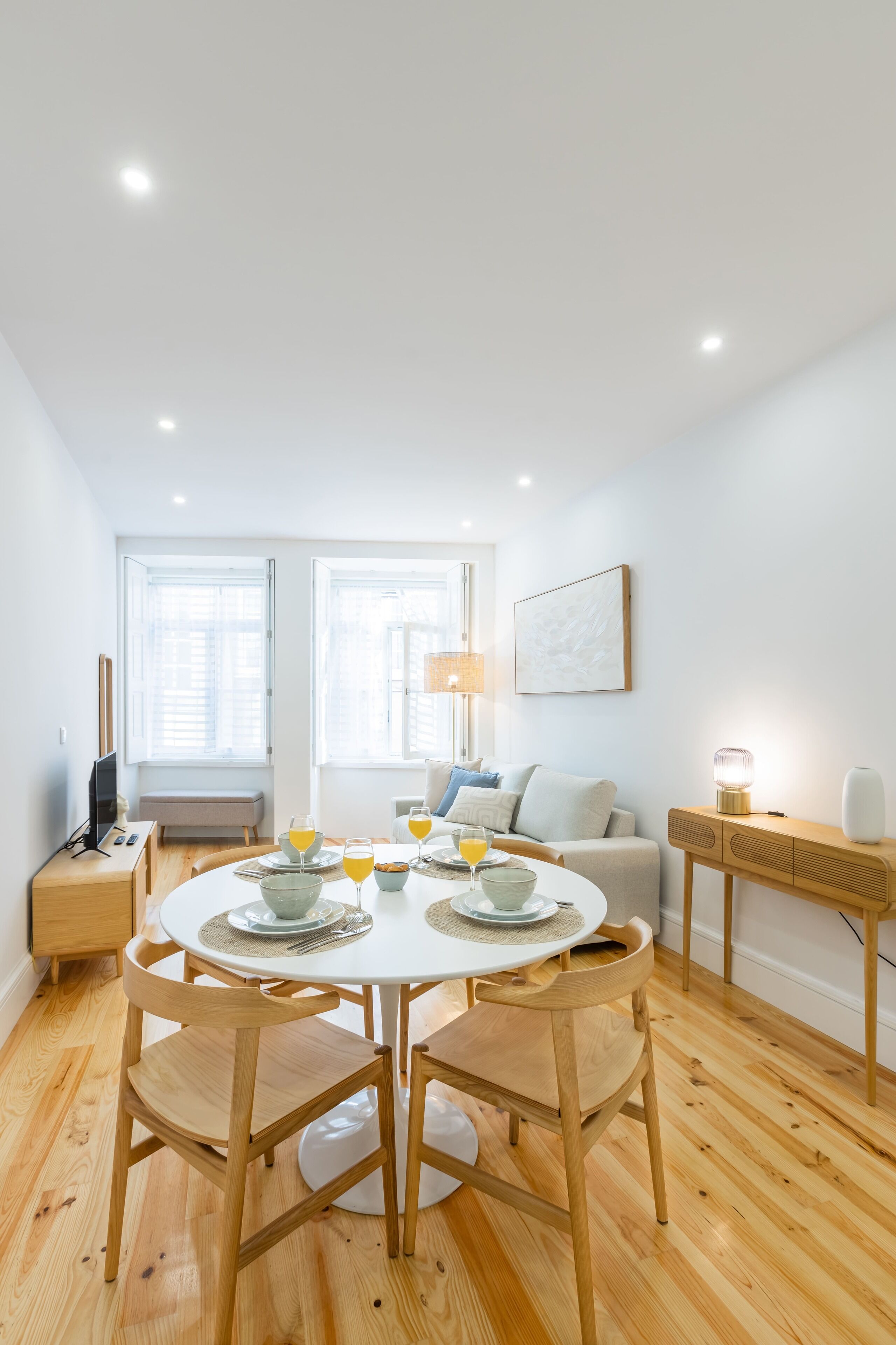 Apartment | Living area | 32-inch TV with cable channels